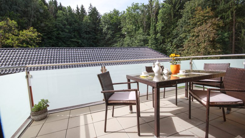 grosser-balkon-mit-blick-zum-wald, © Karnerhof