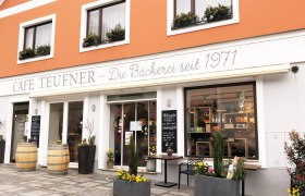 Café Teufner, Bäckerei seit 1971, mit Blumendekoration außen., © Donau NÖ Tourismus GmbH