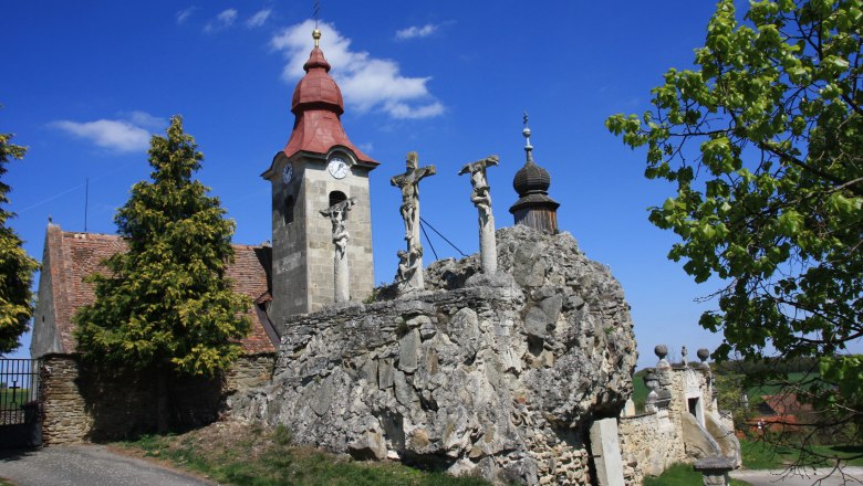 Romanische Pfarrkirche Kühnring und Reste der Burg Kuenring, © Gemeindeamt Burgschleinitz