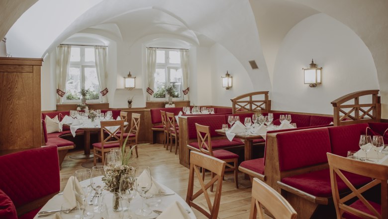 Im Wirtshaus im Brauhotel Weitra erwartet Sie traditionelle Waldviertler Küche in gemütlicher Atmosphäre. Hier genießen Sie regionale Klassiker wie Schweinsbraten und Mohnnudeln, dazu unser hauseigenes Bier – alles authentisch und mit viel Liebe zubereitet., © Sabine Biedermann