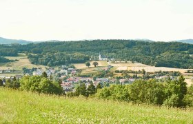 Landschaft mit Dorf, Kirche und bewaldeten Hügeln im Hintergrund., © Klaus Engelmayer