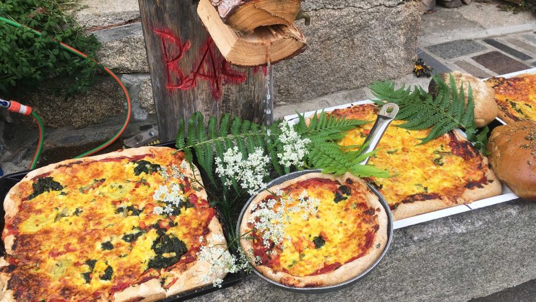 Pizzas und Brote selbstgemacht. Zubuchbar als "Pizzanachmittag", © Peter Brezina