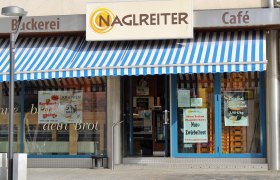 Bäckerei und Café Naglreiter mit blau-weißem Markisendach., © Donau Niederösterreich Birgit Köck