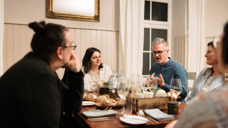 Es diskutieren am gedeckten Wirtshaustisch Martin Szurcsik-Nimmervoll, Marlies Eder, Martin Rotheneder, Viktoria Preiß, Petra Wieser