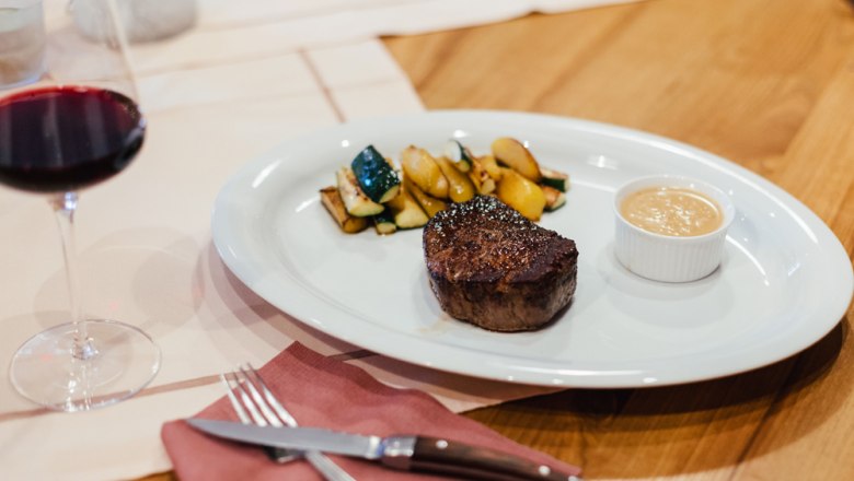 Dry Aged Rinderfilet, Pfeffersauce, Schupfnudeln, © Niederösterreich Werbung/David Schreiber