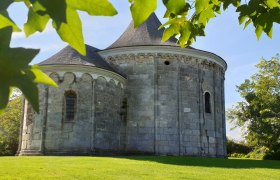 Runde Steinkirche mit Kegeldach, umgeben von grüner Wiese und Bäumen., © Donau Niederösterreich, Wagner