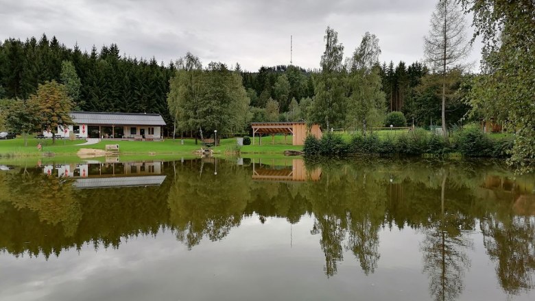 Blick über den Badeteich auf Bistro, Grillplatz und Beachvolleyballanlage, © Marktgemeinde St. Martin