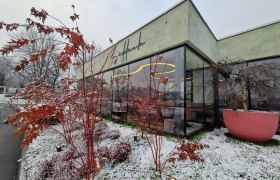 Modernes Gebäude mit Glasfront, umgeben von schneebedeckten Pflanzen., © Donau Niederoesterreich Kancer