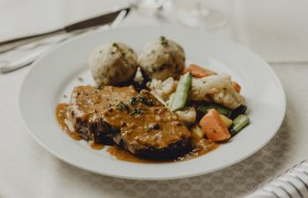 Alm-Ochensbraten, Speckrahmsafterl, Rosengemüse & Semmelknödel, © Niederösterreich Werbung/Sophie Menegaldo