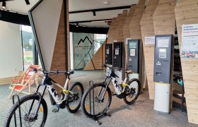 E-MTB Verleih im Servicecenter Erlebnisalm, © Wiener Alpen