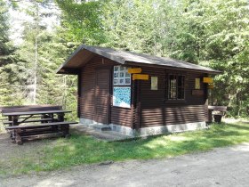 Schutzhütte im Illmannser Wald (hier treffen sich mehrere Wege), © Erich Mader