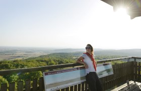 Frau auf Aussichtsturm mit Blick auf das Wiener Becken bei Sonnenschein., © Donau Niederösterreich, Steve Haider