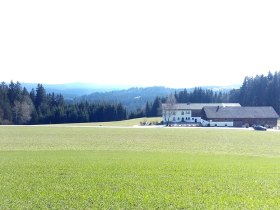 Blick von der Waldkapelle auf Schmerlinghof, © waldsoft