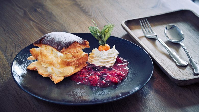 Hauscremeschnitte mit Beerenröster, © Niederösterreich Werbung/Andreas Hofer