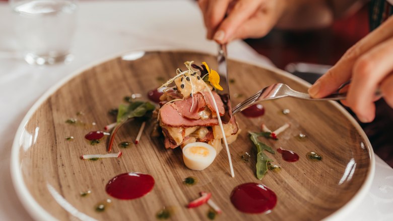 Geräucherte Entenbrust mit Zwetschken-Schalotten-Chutney, © Niederösterreich Werbung/Daniela Führer