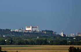 Blick auf die Burg Bratislava und die Stadt im Hintergrund., © Donau Niederösterreich, Steve Haider