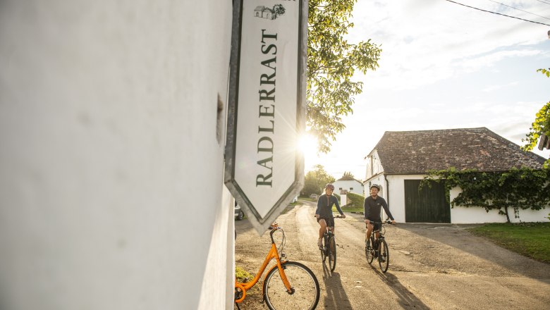 Für durstige Radler in der Maulavern-Kellergasse., © Robert Herbst