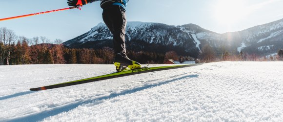 Mann fährt auf auf Langlaufspuren mit Langlaufski