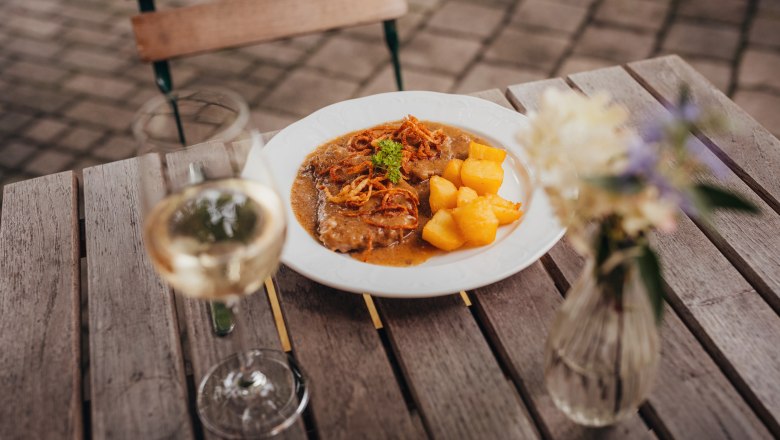 Gedünsteter Zwiebelrostbraten vom Angus-Rind mit Braterdäpfeln, © Niederösterreich Werbung/Daniela Führer