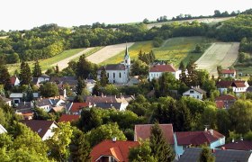 Ortsansicht mit Blick auf Wallfahrtskirche Hl. Leonhard, © Gemeinde Kreuttal