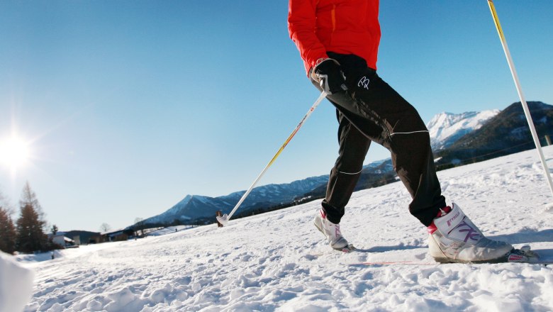 Mit Langlaufskiern durch den Schnee, © weinfranz.at