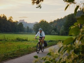 Zöbernbach-Radweg mit Schloss Krumbach, © Wiener Alpen