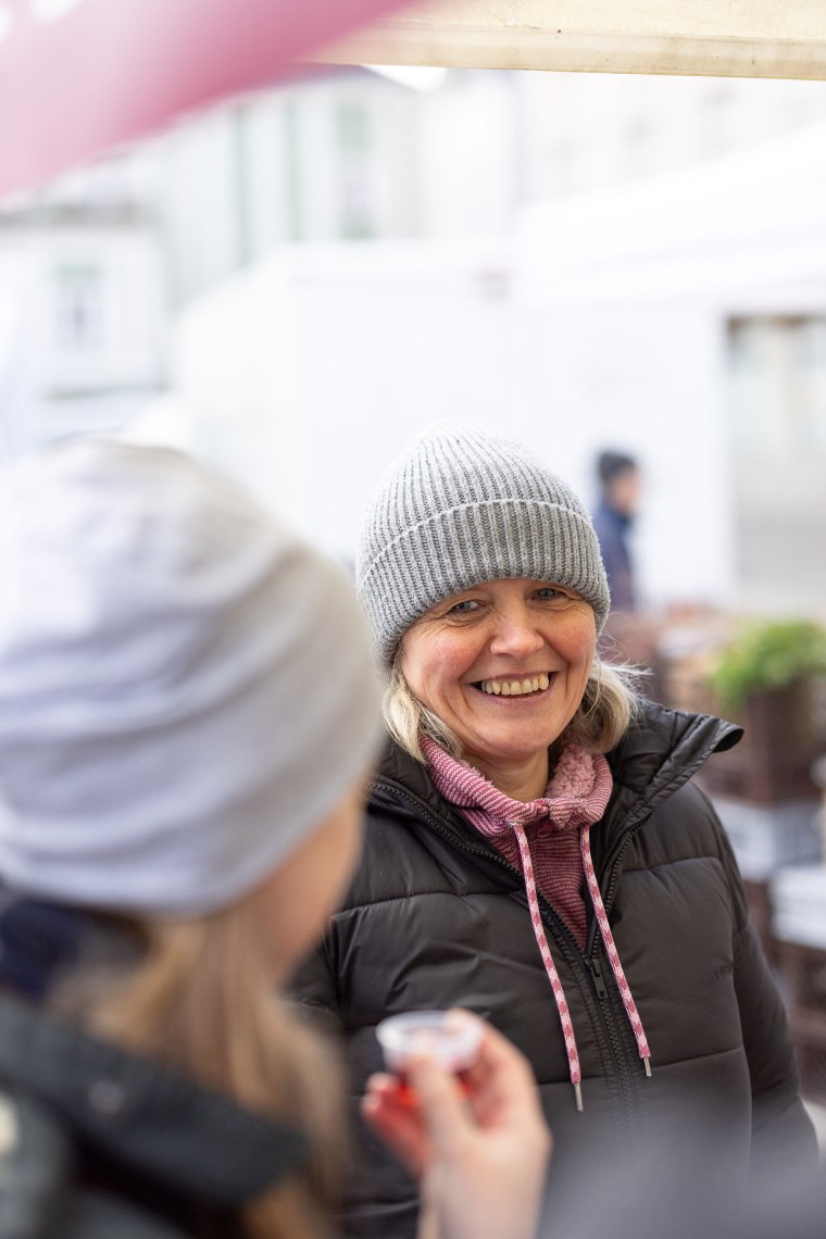 Andrea Gugerel erklärt einer Kundin die Wirkung von Aronia am Markt