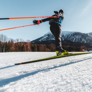 Mann fährt auf auf Langlaufspuren mit Langlaufski