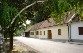 Idyllische Dorfstraße mit traditionellen Häusern und grünen Bäumen., © Donau Niederösterreich