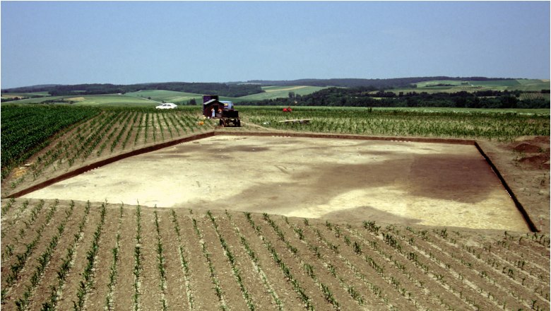 Der Befestigungsgraben war in der Ausgrabung als dunkle Verfärbung zu sehen, © Landessammlungen Niederösterreich