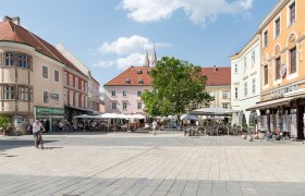 Hauptplatz mit Café Ferstl, © Wiener Alpen/Christoph Schubert