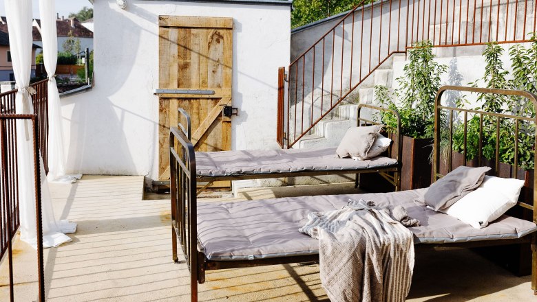 Betten auf der Dachterrasse im Gästehaus &quot;ALTE GREIßLEREI GÖSING&quot;, Weingut Söllner