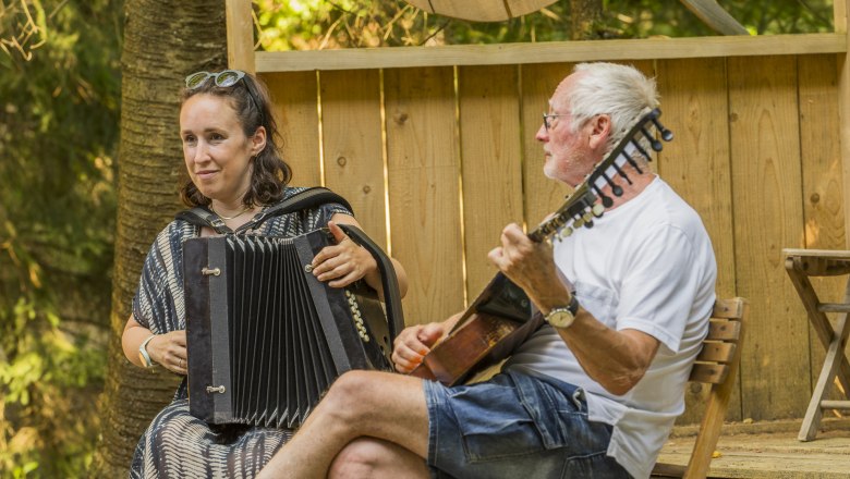 Marie Theres Stickler beim Musizieren auf der Waldbühne, hier mit dem Musiker Rudi Koschelu, © Karl Satzinger