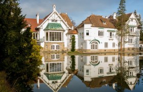 Das Schloss Schönau liegt idyllisch inmitten eines weitläufigen historischen Schlossparks, der einem englischen Landschaftsgarten nachempfunden ist und von dem selben Landschaftsarchitekten entworfen wurde, wie der Schlosspark Laxenburg. Es befindet sich 25 Kilometer südlich von Wien und bietet neben vier Appartements auch mehrere Veranstaltungsräume., © Doris Mitterer