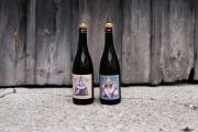 Flasche Apfel-Pet-Nats „Die Apfelkönigin“ und „Der Apfelkönig“ mit Karikaturen von Viktoria und Maximilian Preiß auf den Etiketten gestaltet von Künstlerin Linda Partaj