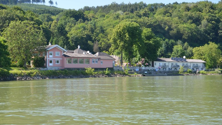 Gästesteg "Die Donaurast" von der Donau aus gesehen, © Fischwirtshaus Landmotel "Die Donaurast"