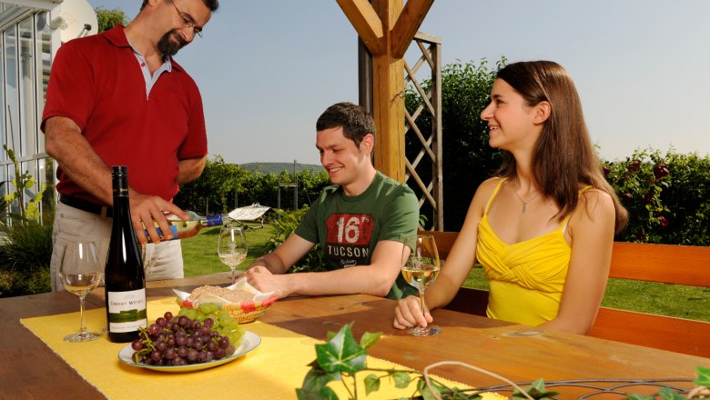 Ein Glaserl Wein beim Krappel, © Gästehaus Krappel