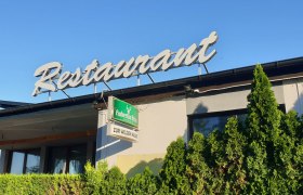 Restaurant mit großer Schrift und grüner Hecke im Vordergrund., © Donau Niederösterreich