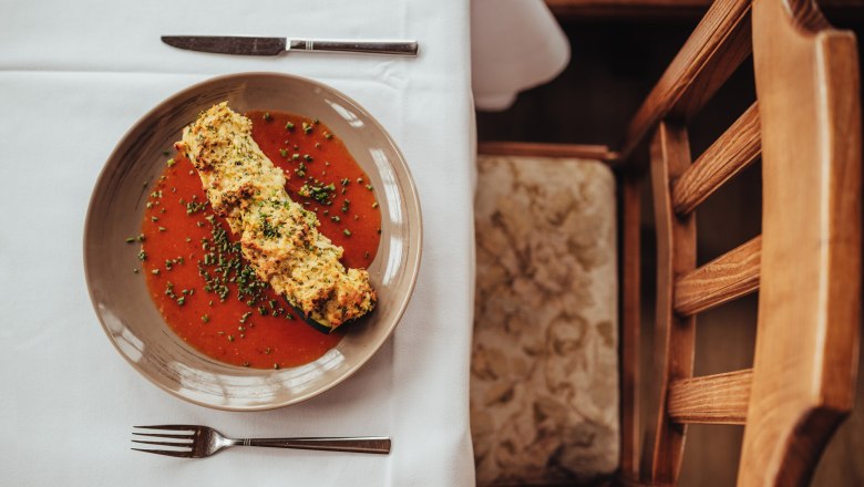 Gefüllte Zucchini mit Tomatensauce, © Niederösterreich Werbung/Daniela Führer