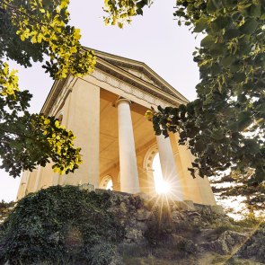 Tempel mit Säulen im Wald.