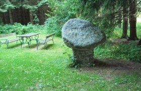 Granitstein auf gemauertem Sockel am Ursprung der "Deutschen Thaya", © Johann Wurz