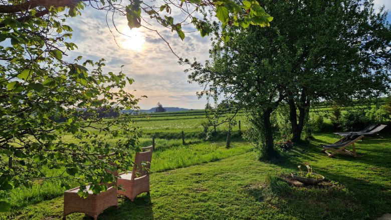 Naturnaher Garten mit Blumenwiese und Liegewiese, © U.E.