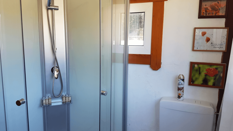 Dusche und WC im Tiny House Living Legends, © Edermühle